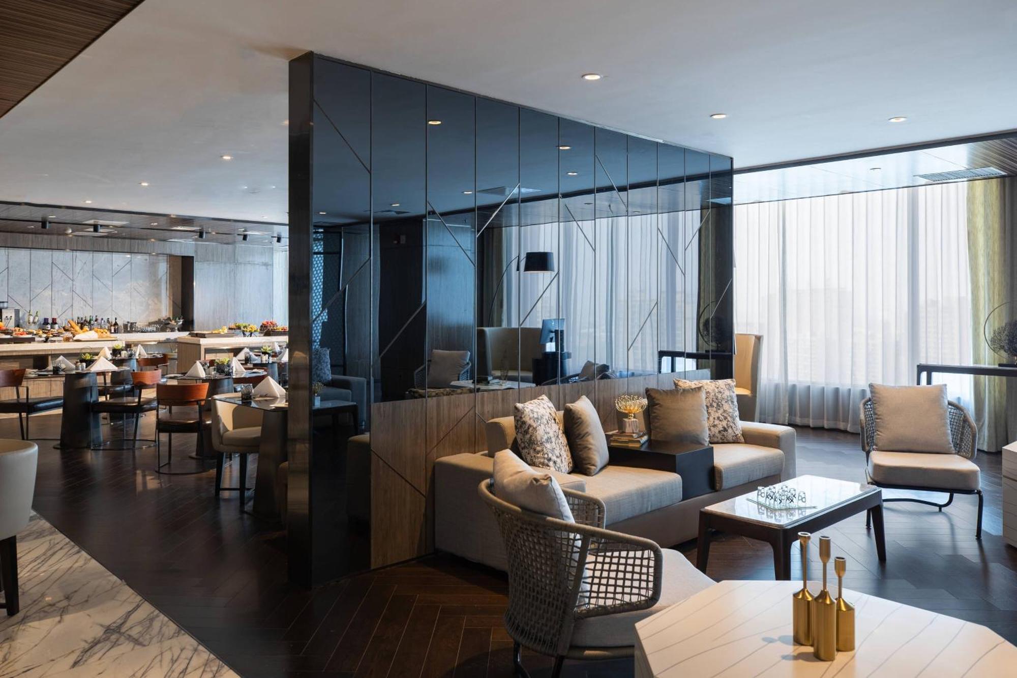 Renaissance West Hotell